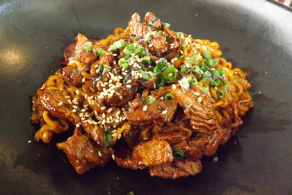 「牛排烧烤」の辣干面